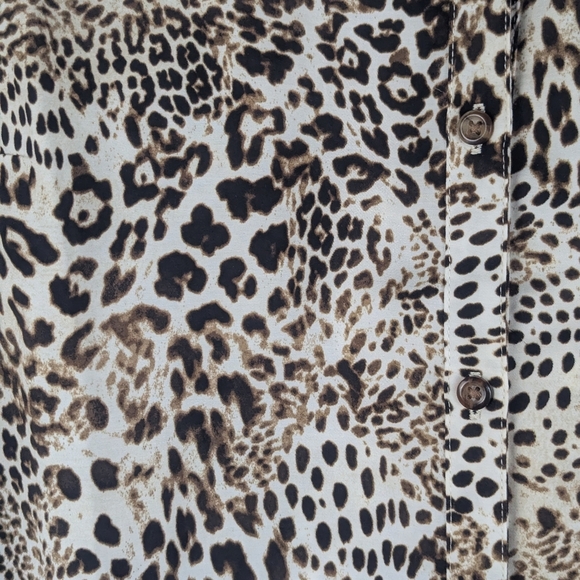Chico's Size 1 (US Size 8-10) Leopard Print Button Down Blouse Soft Polyester - Picture 3 of 10